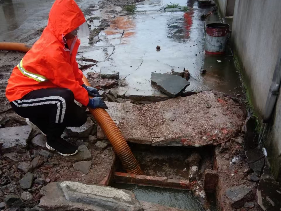 城步专业清理污水池 炜誉市政以规范流程守护城市 “肠道”